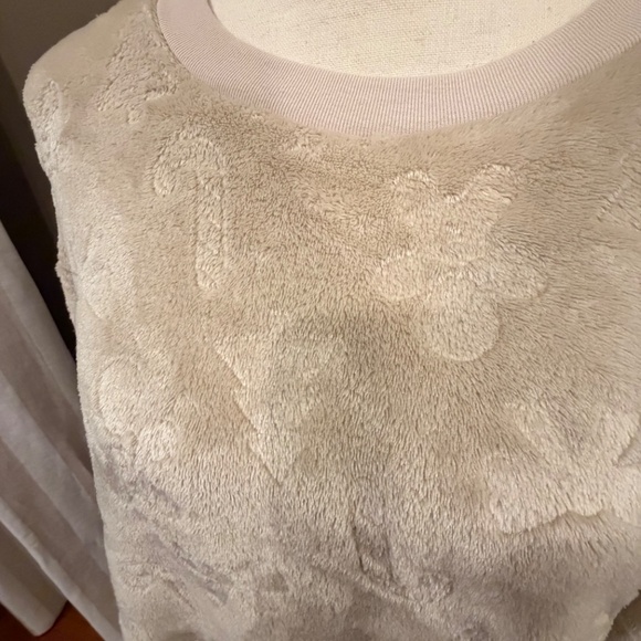 Wound Up Juniors Christmas Icon Tan Fleece Pullover, Size XL - Picture 3 of 14